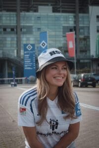 Saskia Leppin glaubt fest an den Aufstieg des HSV - und widmet dem Fußballverein jetzt eine Hymne! » Saskia Leppin 1000445454