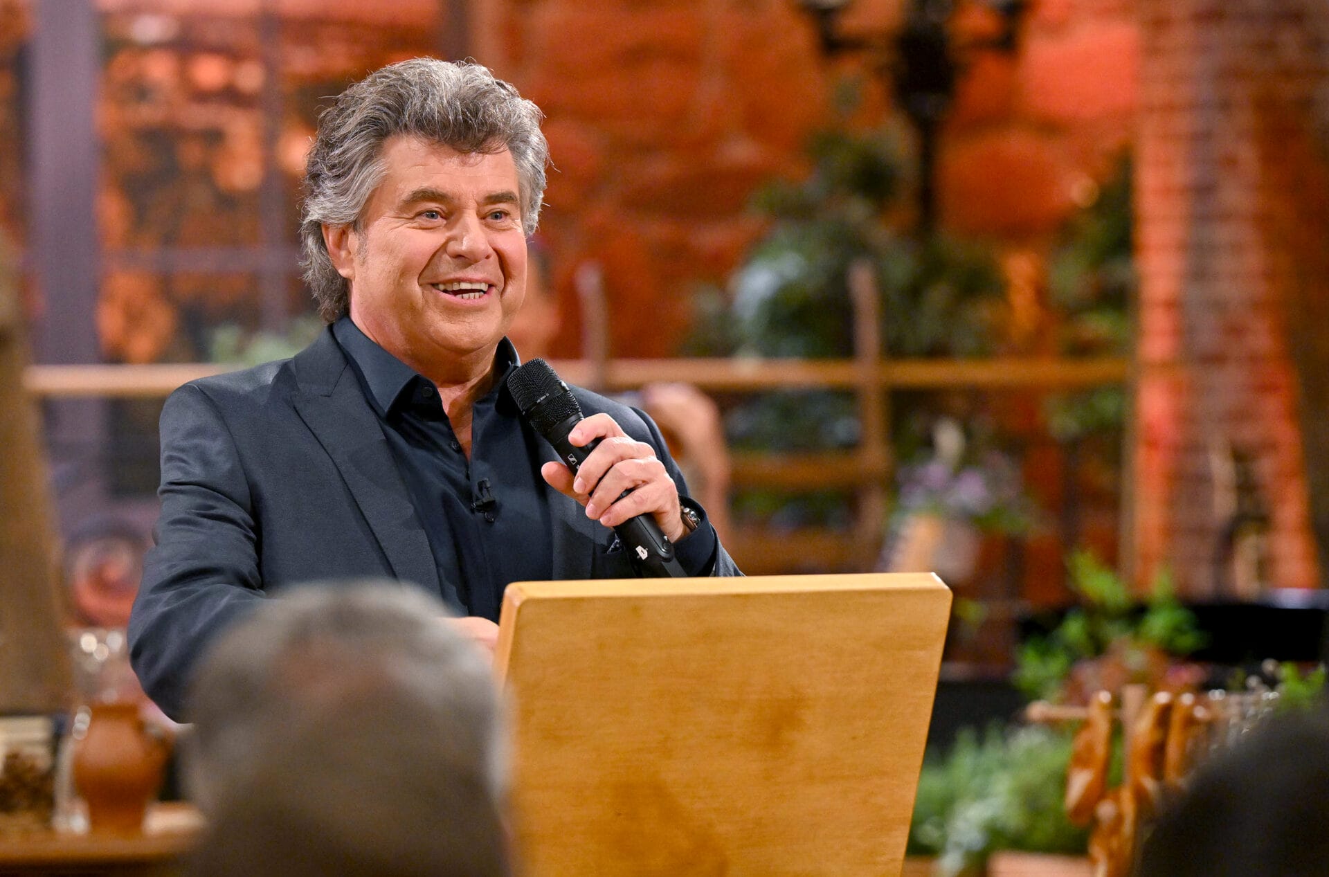 SWR SCHLAGER-SPASS MIT ANDY BORG FOLGE 61, am Samstag (25.05.24) um 20:15 Uhr im SWR.
Moderator und Sänger Andy Borg begrüßt Stars aus der Schlagerwelt und lädt die Zuschauer:innen des SWR zu einem geselligen Musikabend ein.
© SWR/Kerstin Joensson, honorarfrei - Verwendung gemäß der AGB im engen inhaltlichen, redaktionellen Zusammenhang mit genannter SWR-Sendung bei Nennung "Bild: SWR/Kerstin Joensson " (S2+). SWR Presse/Bildkommunikation, Stuttgart, Tel: 0711/929-12642, foto@swr.de