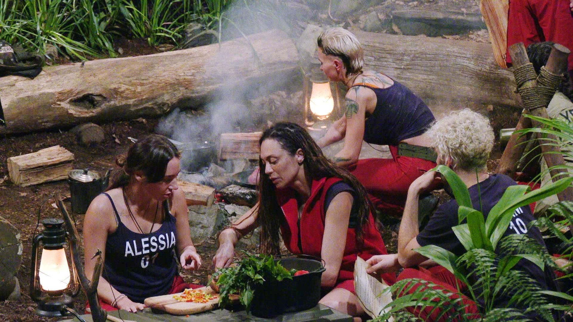 Die Freude über das Essen währt nicht lange: Sofort entsteht eine heftige Diskussion, wie das Fleisch zubereitet wird. Am Stück braten, in Scheiben oder in Würfel schneiden? V.l.: Alessia Herren, Lilly Becker, Edith Stehfest und Sam Dylan.

+++ Die Verwendung des sendungsbezogenen Materials ist nur mit dem Hinweis und Verlinkung auf RTL+ gestattet. +++