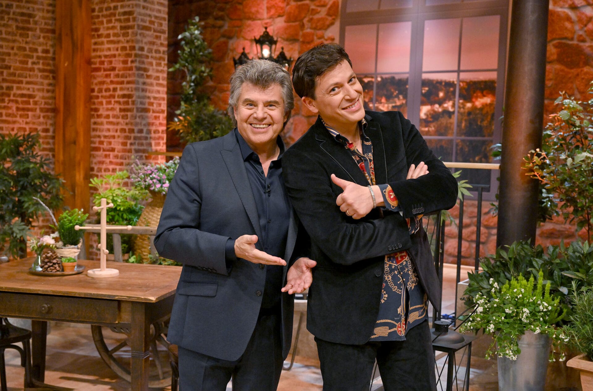 SWR SCHLAGER-SPASS MIT ANDY BORG FOLGE 61, am Samstag (25.05.24) um 20:15 Uhr im SWR.
Moderator Andy Borg (links) mit Liedermacher Patrizio Buanne.
© SWR/Kerstin Joensson, honorarfrei - Verwendung gemäß der AGB im engen inhaltlichen, redaktionellen Zusammenhang mit genannter SWR-Sendung bei Nennung "Bild: SWR/Kerstin Joensson " (S2+). SWR Presse/Bildkommunikation, Stuttgart, Tel: 0711/929-12642, foto@swr.de