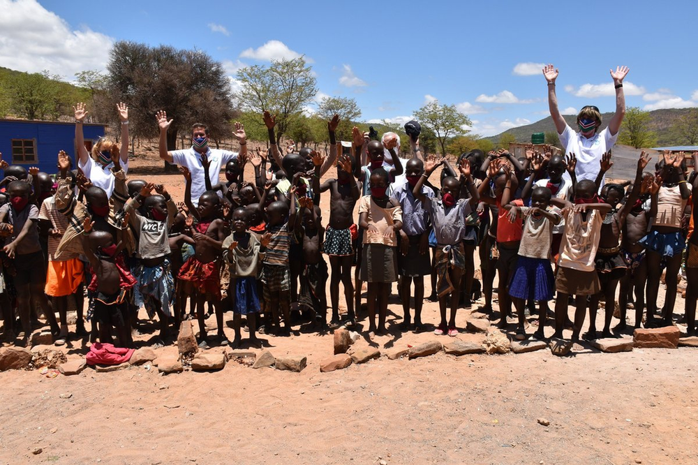 Bereits 2020 in Namibia dabei gewesen: Mickie Krause (rechts), damals mit Peter Wackel (links) / Foto Kevin Drewes