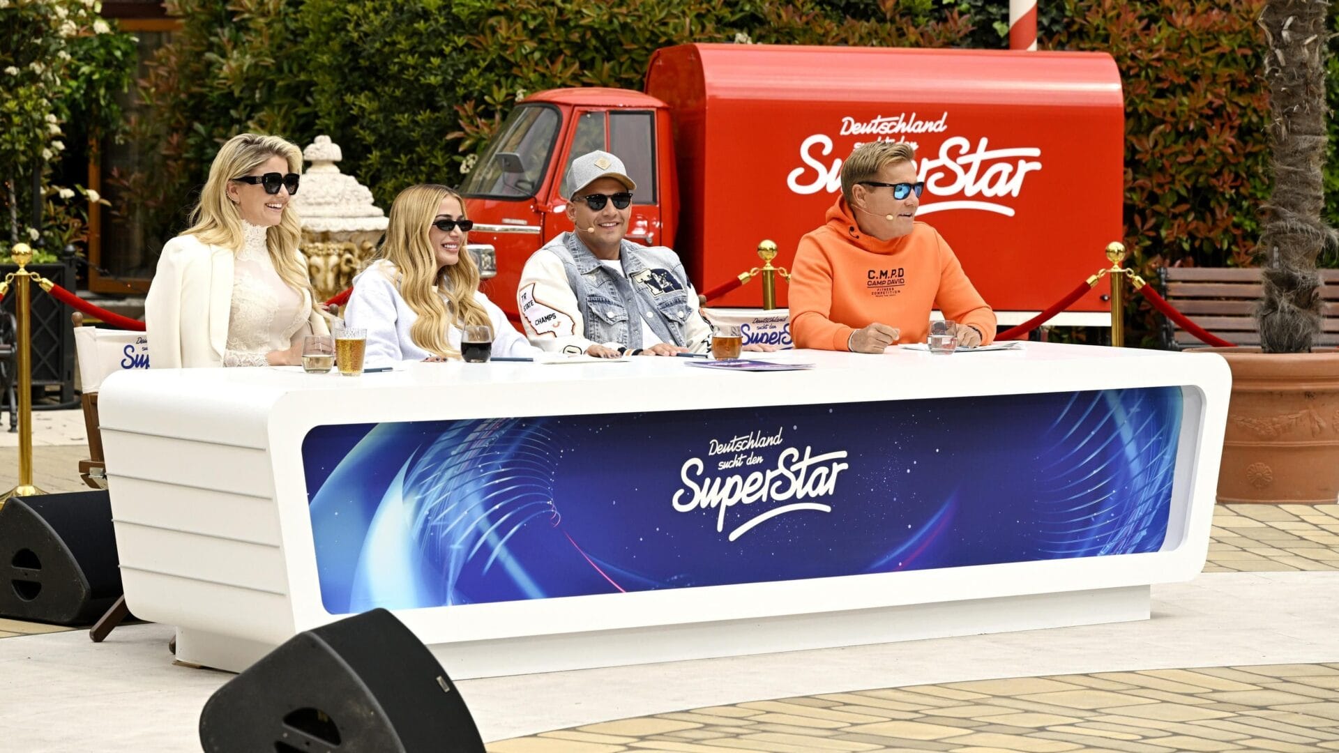 Die Jury (v.l.) Beatrice Egli, Loredana, Pietro Lombardi und Dieter Bohlen feiert den Auftritt von Günter Kandzia aus Teising

+++ Die Verwendung des sendungsbezogenen Materials ist nur mit dem Hinweis und Verlinkung auf RTL+ gestattet. +++