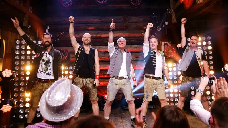 334af8d2f86f406eb42044d639bd3f94 B W 900.jpg