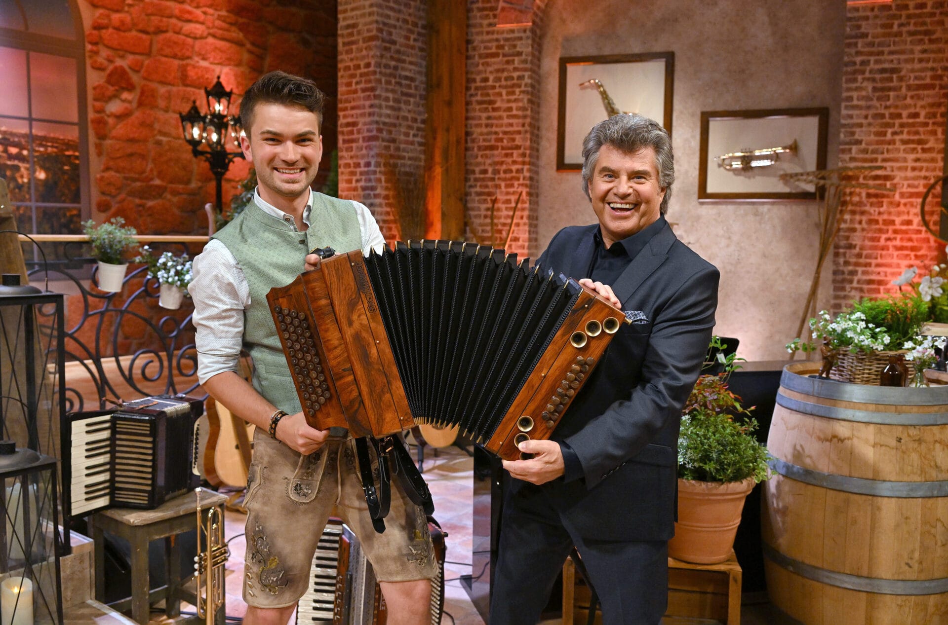 SWR SCHLAGER-SPASS MIT ANDY BORG FOLGE 61, am Samstag (25.05.24) um 20:15 Uhr im SWR.
Andreas Hastreiter (links) zu Gast bei "Schlager-Spaß mit Andy Borg".
© SWR/Kerstin Joensson, honorarfrei - Verwendung gemäß der AGB im engen inhaltlichen, redaktionellen Zusammenhang mit genannter SWR-Sendung bei Nennung "Bild: SWR/Kerstin Joensson " (S2+). SWR Presse/Bildkommunikation, Stuttgart, Tel: 0711/929-12642, foto@swr.de