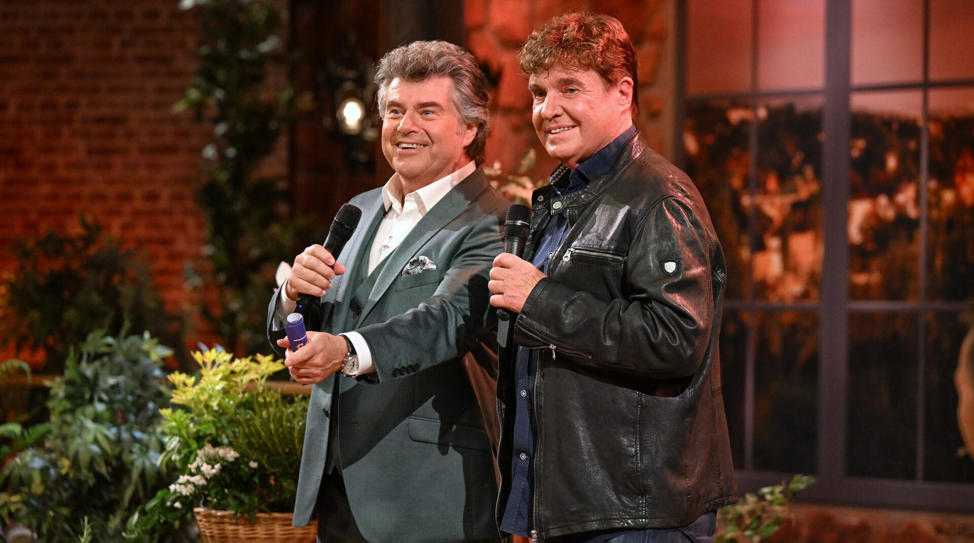 MDR FERNSEHEN SCHLAGER-SPASS MIT ANDY BORG, am Samstag (27.04.24) um 20:15 Uhr.
Andy Borg (links) mit Sänger Frank Schöbel.
© MDR/SWR/Kerstin Joensson, honorarfrei - Verwendung gemäß der AGB im engen inhaltlichen, redaktionellen Zusammenhang mit genannter MDR-Sendung bei Nennung "Bild: MDR/SWR/Kerstin Joensson" (S2+). MDR/HA Kommunikation, 04360 Leipzig, Tel: (0341) 300 6477 oder - 6463