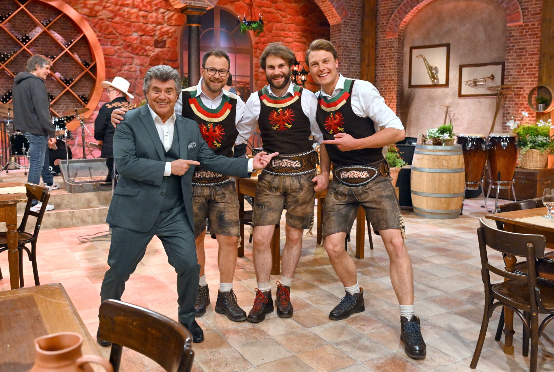 MDR FERNSEHEN SCHLAGER-SPASS MIT ANDY BORG, am Samstag (27.04.24) um 20:15 Uhr.
Andy Borg (links) mit den Mitgliedern der Musikgruppe "Läts Fetz".
© MDR/SWR/Kerstin Joensson, honorarfrei - Verwendung gemäß der AGB im engen inhaltlichen, redaktionellen Zusammenhang mit genannter MDR-Sendung bei Nennung "Bild: MDR/SWR/Kerstin Joensson" (S2+). MDR/HA Kommunikation, 04360 Leipzig, Tel: (0341) 300 6477 oder - 6463