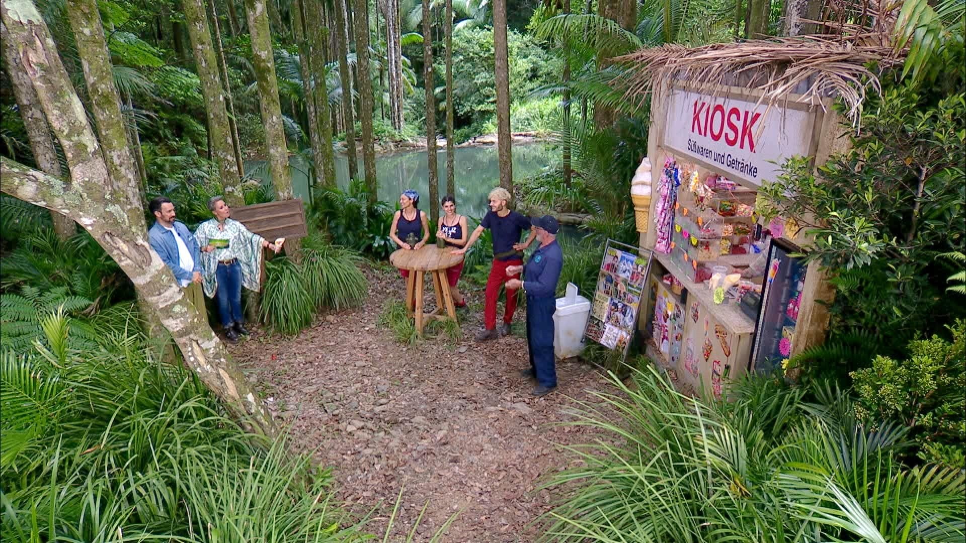 Lilly Becker (l.), Yeliz Koc und Sam Dylan müssen zur gemeinsamen Dschungelprüfung "Dschungel Kiosk" antreten. Sie müssen sich dabei durch das Dschungel-Kiosk snacken. Sie werden von den Moderatoren Sonja Zietllow und Jan Köppen begrüßt. Dr. Bob (r.) erklärt wie immer worauf sie zu achten haben.

+++ Die Verwendung des sendungsbezogenen Materials ist nur mit dem Hinweis und Verlinkung auf RTL+ gestattet. +++
