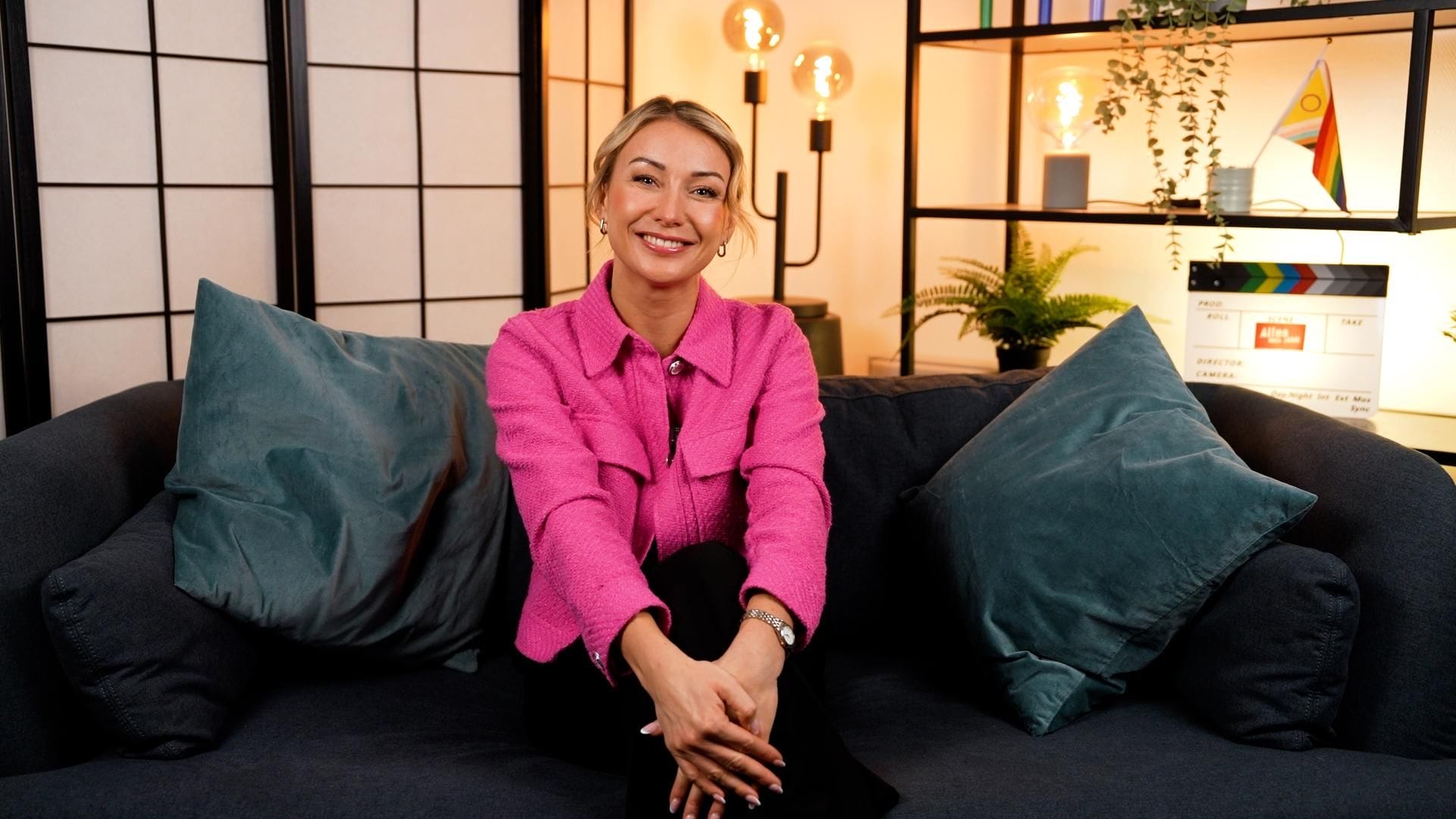 Schlager- und Reality-TV-Star Anna-Carina Woitschack übernimmt in der beliebten RTL-Daily eine Gastrolle als Mode-Vloggerin Vivienne.

+++ Die Verwendung des sendungsbezogenen Materials ist nur mit dem Hinweis und Verlinkung auf RTL+ gestattet. +++