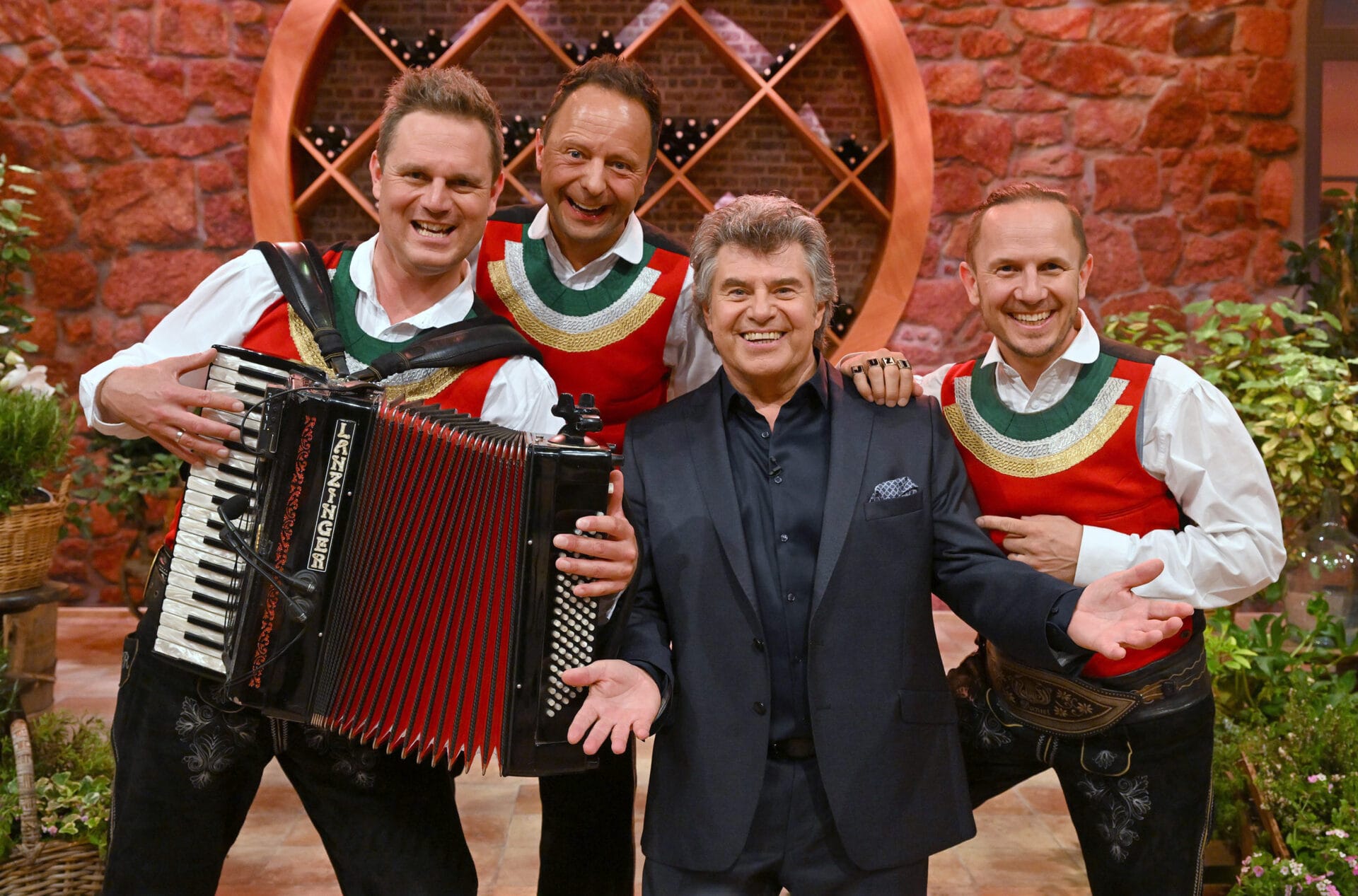 SWR SCHLAGER-SPASS MIT ANDY BORG FOLGE 61, am Samstag (25.05.24) um 20:15 Uhr im SWR.
Die jungen Zillertaler mit Moderator (Zweiter von rechts) bei "Schlager-Spaß mit Andy Borg".
© SWR/Kerstin Joensson, honorarfrei - Verwendung gemäß der AGB im engen inhaltlichen, redaktionellen Zusammenhang mit genannter SWR-Sendung bei Nennung "Bild: SWR/Kerstin Joensson " (S2+). SWR Presse/Bildkommunikation, Stuttgart, Tel: 0711/929-12642, foto@swr.de
