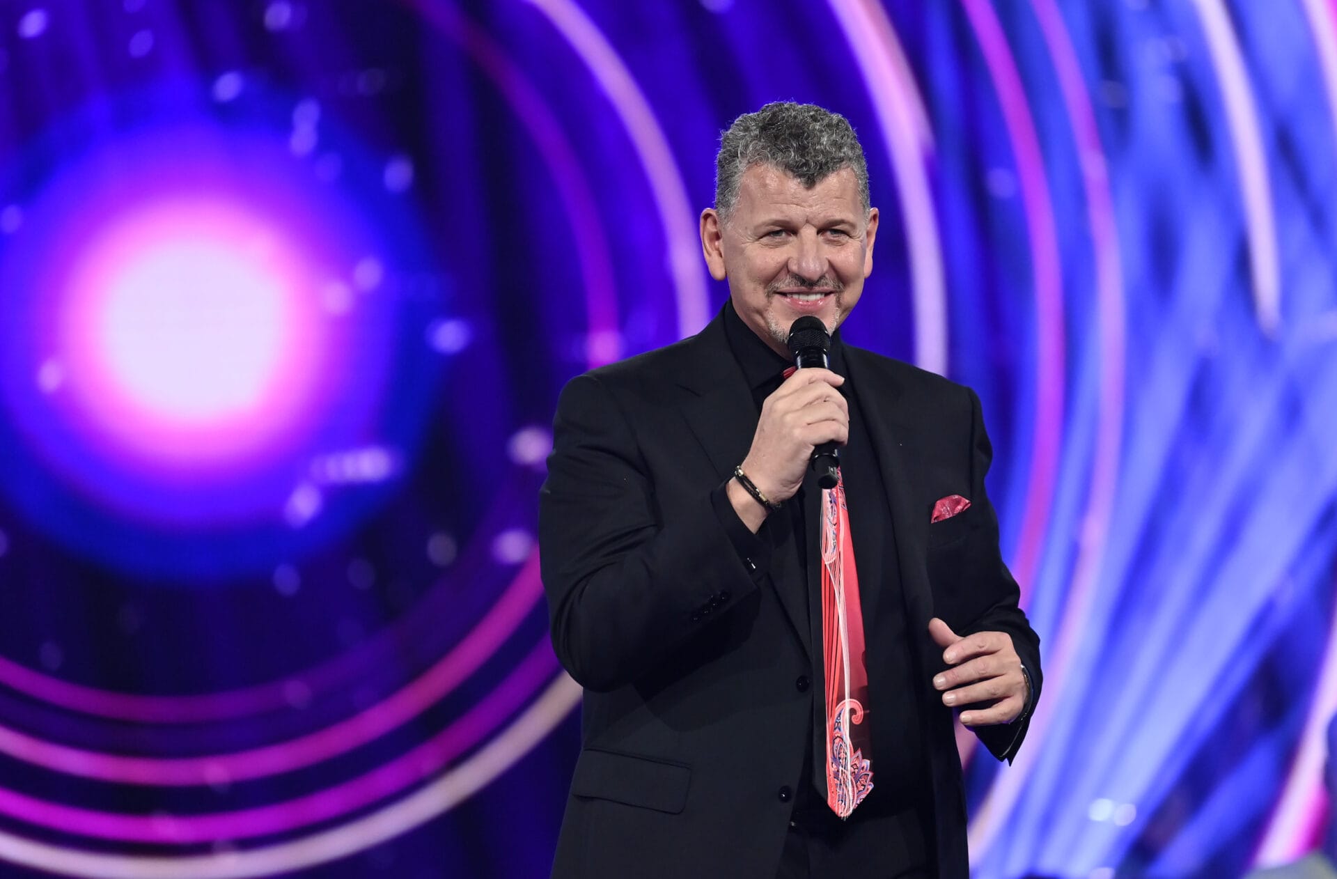 MDR FERNSEHEN AUF IN DEN FRÜHLING!, "Hits und Stories zum MDR-Frühlingserwachen", am Samstag (12.04.25) um 20:15 Uhr.
Semino Rossi
© MDR/JürgensTV/Beckmann, honorarfrei - Verwendung gemäß der AGB im engen inhaltlichen, redaktionellen Zusammenhang mit genannter MDR-Sendung bei Nennung "Bild: MDR/JürgensTV/Beckmann" (S2+). MDR/HA Kommunikation, 04360 Leipzig, Tel: (0341) 300 6477 oder - 6463 pressefoto@mdr.de