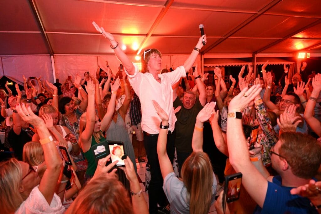 "Stars unter Afrikas Sternen" 2024: SO ausgelassen wurde in Namibia gefeiert! » Marie Reim "Stars unter Afrikas Sternen" 2024: SO ausgelassen wurde in Namibia gefeiert! » Marie Reim