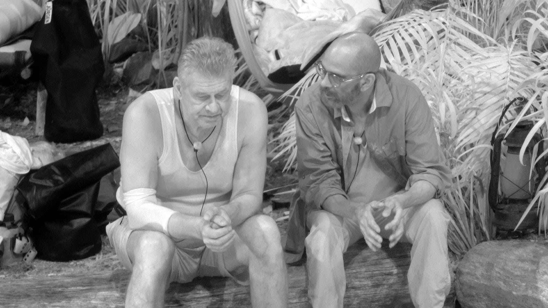 Jürgen Hingsen (l.) und Pierre Sanoussi-Bliss sprechen in ihrer Nachtwache darüber, warum im Camp aus vielen Mücken Elefanten gemacht werden.

+++ Die Verwendung des sendungsbezogenen Materials ist nur mit dem Hinweis und Verlinkung auf RTL+ gestattet. +++