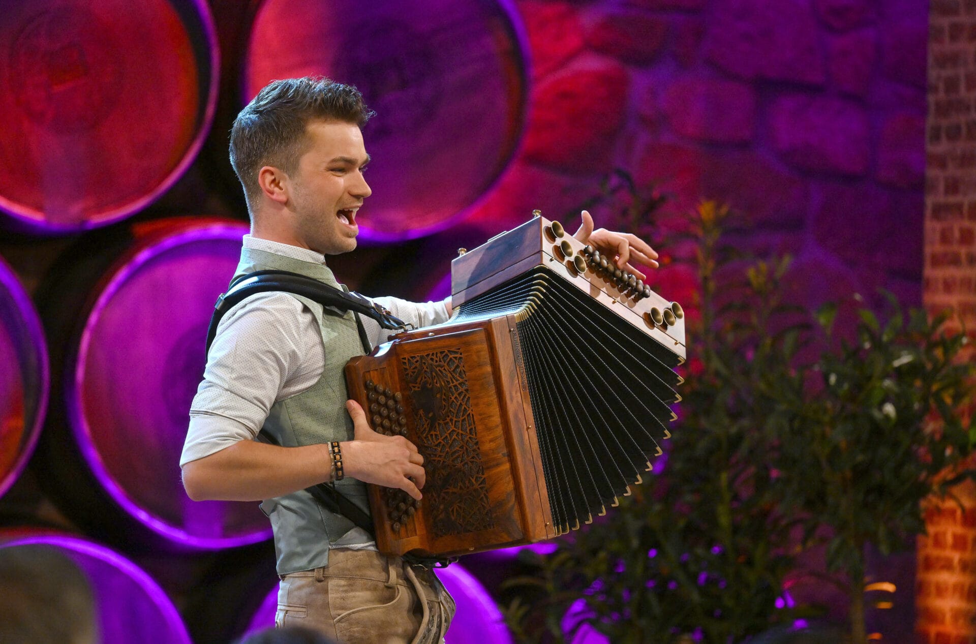 SWR SCHLAGER-SPASS MIT ANDY BORG FOLGE 61, am Samstag (25.05.24) um 20:15 Uhr im SWR.
Andreas Hastreiter zu Gast bei "Schlager-Spaß mit Andy Borg".
© SWR/Kerstin Joensson, honorarfrei - Verwendung gemäß der AGB im engen inhaltlichen, redaktionellen Zusammenhang mit genannter SWR-Sendung bei Nennung "Bild: SWR/Kerstin Joensson " (S2+). SWR Presse/Bildkommunikation, Stuttgart, Tel: 0711/929-12642, foto@swr.de