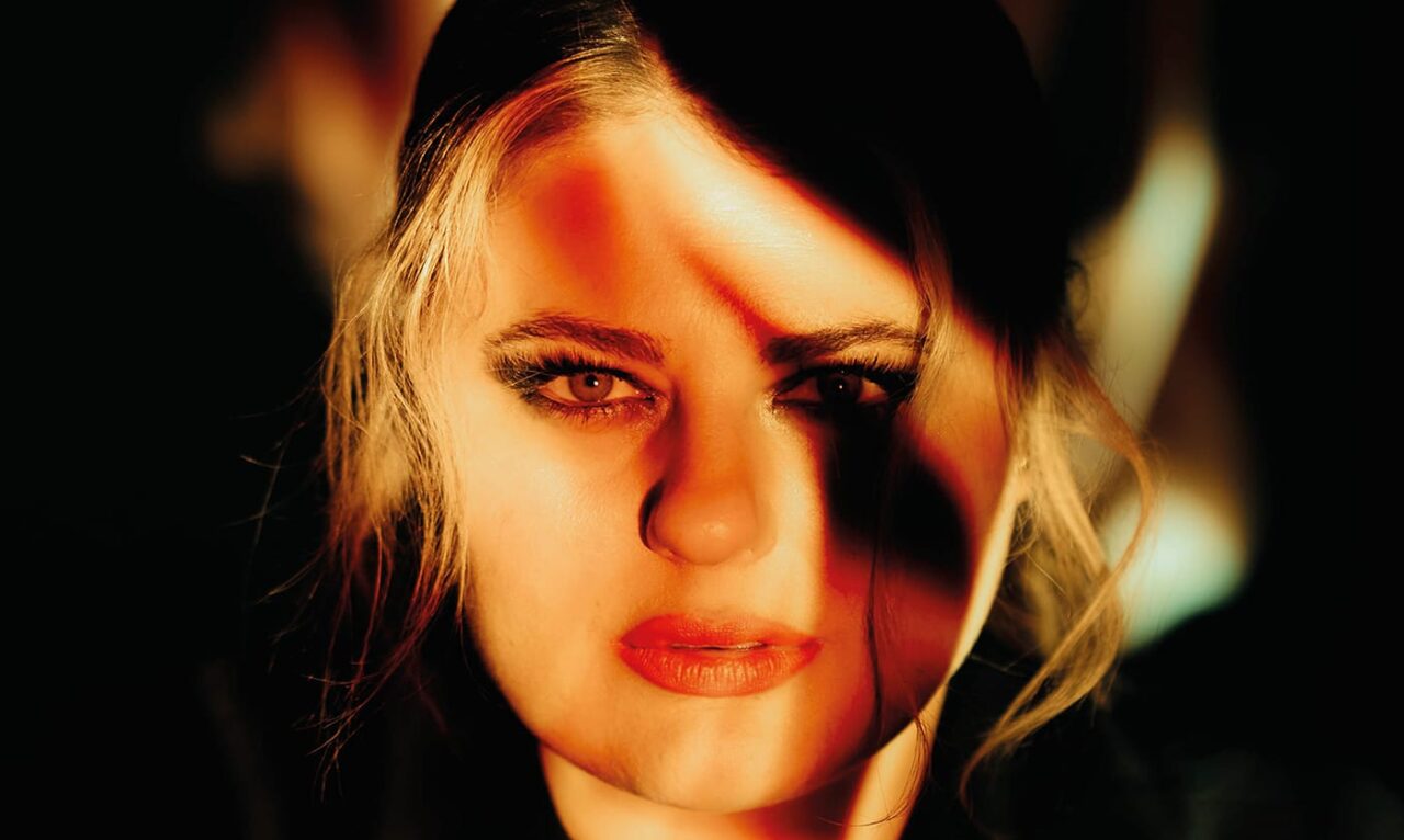 ALINA: In neuen Song „Deine Frau“ besingt sie ein Beziehungsdreieck!