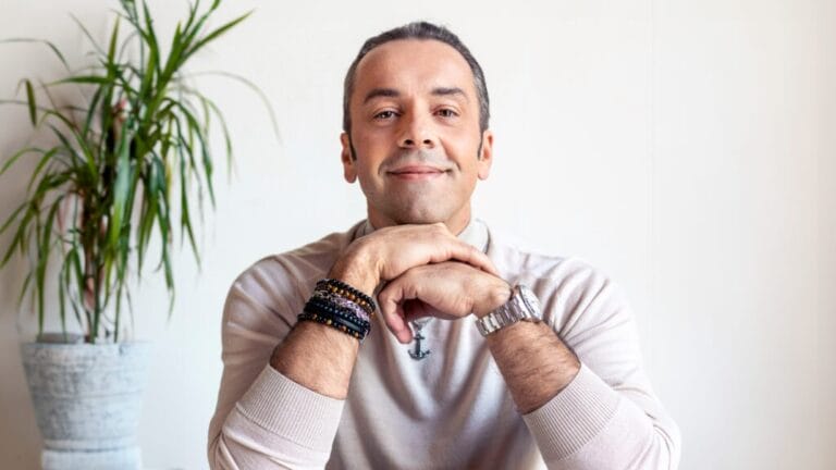 andreas-watzinger_hochformat_sesel-1024×576