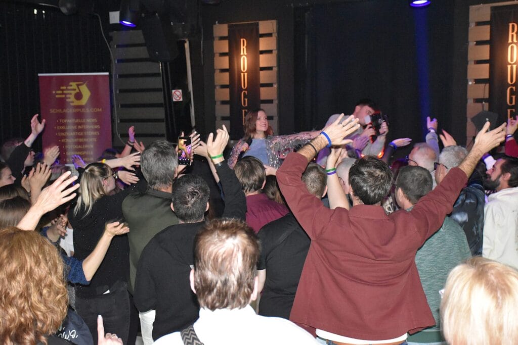 Anni Perka’s Release-Party in Bochum: Ein grandioser Abend unter Freunden, der zeigte: Nur gemeinsam geht’s! Anni Perka’s Release-Party in Bochum: Ein grandioser Abend unter Freunden, der zeigte: Nur gemeinsam geht’s!