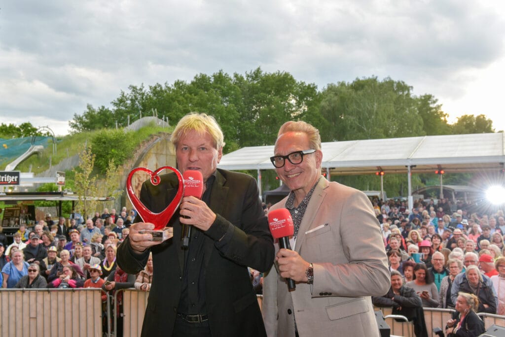 Bernhard Brink bei Schlager Radio-Festival in Neuruppin mit Preis für sein Lebenswerk vor 3000 Fans ausgezeichnet!