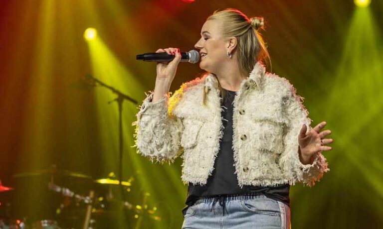 Caro Best will bei der "Immer wieder sonntags"-Sommerhitparade die Menschen mit eigener Musik erreichen! Wir stellen sie Euch vor!