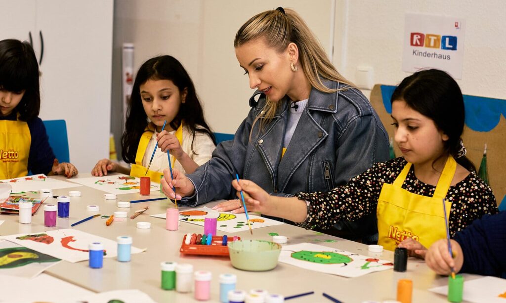 Anna-Carina Woitschack besucht RTL-Kinderhaus in Köln für guten Zweck - was dahinter steckt » Ben Zucker Anna-Carina Woitschack besucht RTL-Kinderhaus in Köln für guten Zweck - was dahinter steckt » Ben Zucker