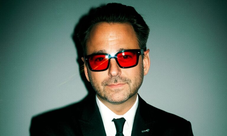 Dennis Wilms exklusiv über neuen Song „Ist das Liebe“, der mit Tim Peters entstand: DARUM setzt er erneut auf Synthie-Pop!