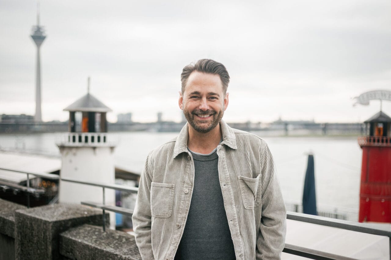 Dennis Wilms verrät exklusiv: DAS verrät sein neuer Song „Perlenaugen“ über seine aktuelle Lebensphase! Dennis Wilms verrät exklusiv: DAS verrät sein neuer Song „Perlenaugen“ über seine aktuelle Lebensphase!