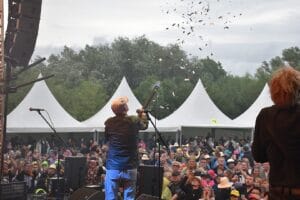Elbstrand-Festival auf Krautsand: Über 4100 Fans trotzten dem Regen und brachten den Deich zum wackeln! » Elbstrand-Festival