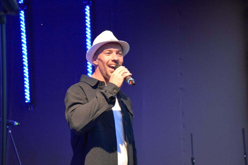 Ramon Roselly entdeckt seine Songwriter-Qualitäten - uns verriet er, wie es dazu kam! » Helene Fischer Ramon Roselly entdeckt seine Songwriter-Qualitäten - uns verriet er, wie es dazu kam! » Helene Fischer