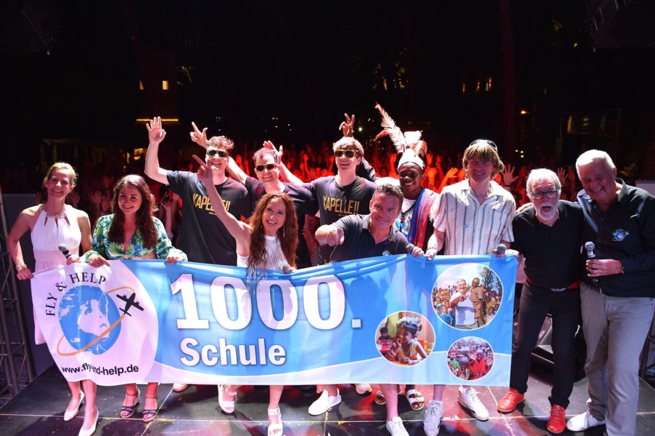 „Stars unter Afrikas Sternen“ mit Mickie Krause, Stefan Mross & weitere: Mega Stimmung, ein bewegendes Duett & eine große Premiere!