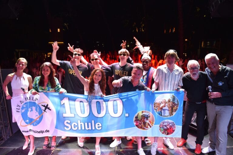 „Stars unter Afrikas Sternen“ mit Mickie Krause, Stefan Mross & weitere: Mega Stimmung, ein bewegendes Duett & eine große Premiere!