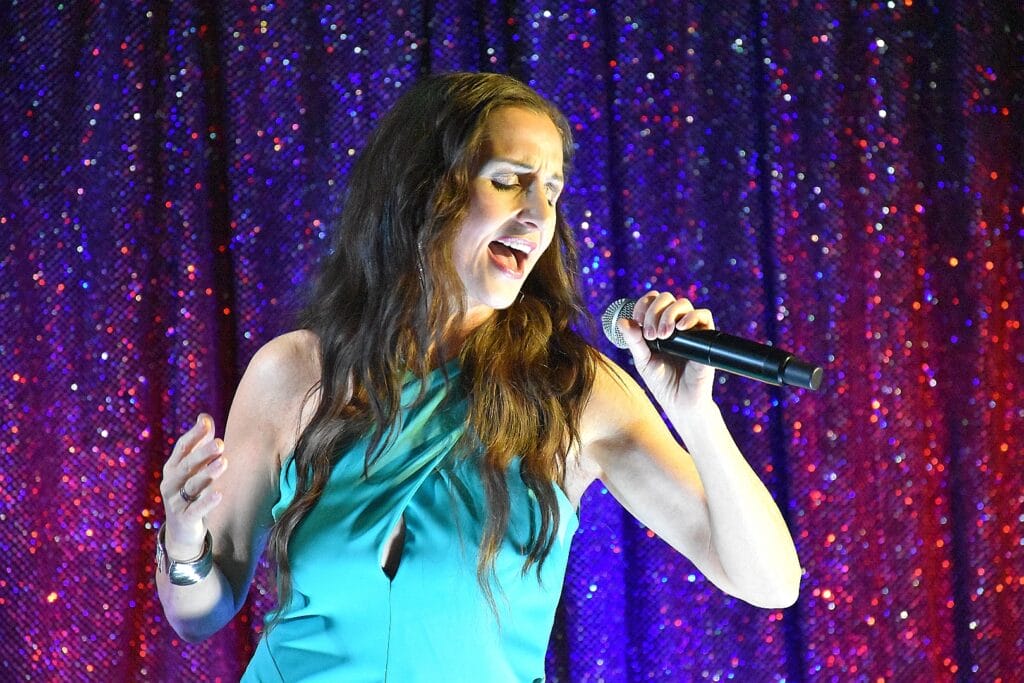 Anita Hofmann kämpft bei emotionalem Releasekonzert in Krefeld mit den Tränen » Melissa Naschenweng Anita Hofmann kämpft bei emotionalem Releasekonzert in Krefeld mit den Tränen » Melissa Naschenweng