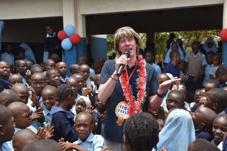 Mickie Krause stiftet weitere Schule in Afrika: Exklusive Eindrücke & welche Schlagerstars noch bei der Einweihung dabei waren! Mickie Krause stiftet weitere Schule in Afrika: Exklusive Eindrücke & welche Schlagerstars noch bei der Einweihung dabei waren!