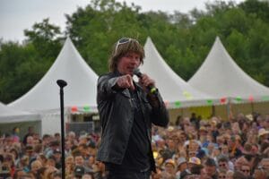 Elbstrand-Festival auf Krautsand: Über 4100 Fans trotzten dem Regen und brachten den Deich zum wackeln! » Elbstrand-Festival