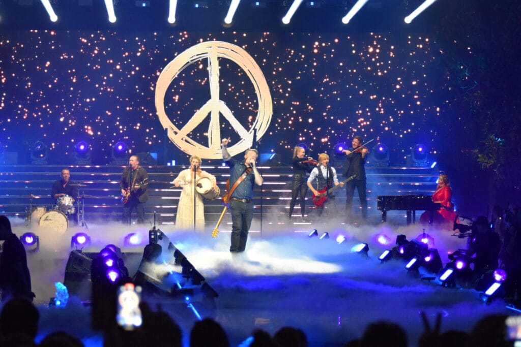 Michael Patrick Kelly: DIESE Geschwister sind im Chor vom Song für Dan Kelly zu hören!