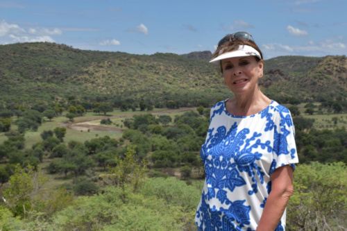 Ireen Sheer mitten in Namibia, dort genießt sie die Weite der Natur