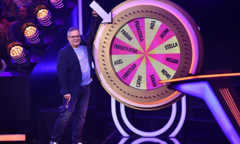 "Eltons 12": DIESE Gäste treten heute in der neuen Folge "Musik-Stars im Duell" an! "Eltons 12": DIESE Gäste treten heute in der neuen Folge "Musik-Stars im Duell" an!