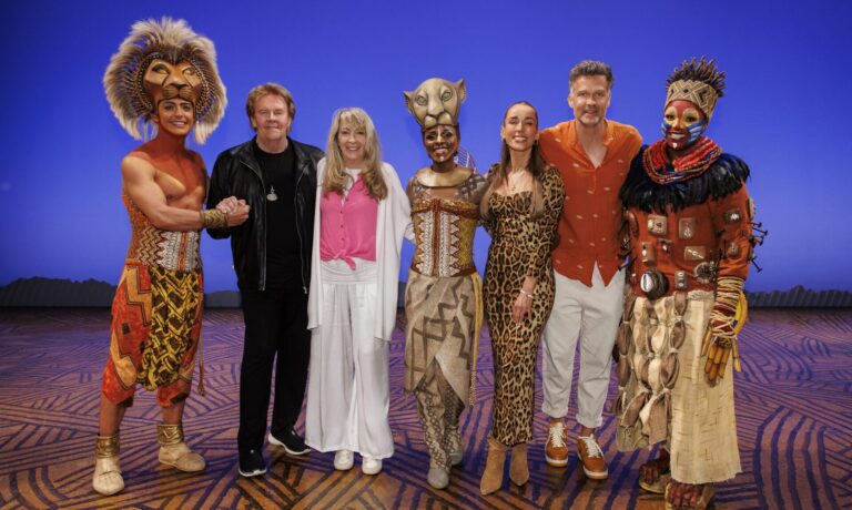 Familie Carpendale Bei Disneysderkoenigderloewen 11 04 2025 2 Gruppemitdarstellern Mxb5792