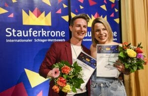 Gewinner Stauferkrone Damiano Maiolini (l.) Erhielt Fuer Das Von Resi Berger Interpretierte Siegerlied Den Preis Fuer Den Beste Komposition. Foto Heiko Herrmann