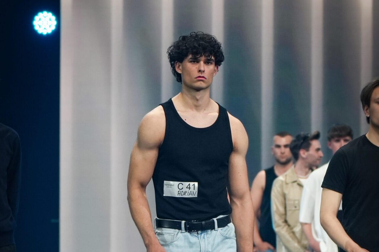 GNTM 2026 Adrian im Interview: „Ich bin zwei Meter groß, habe volle Locken und ein einzigartiges Gesicht“