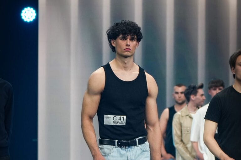 GNTM 2026 Adrian im Interview: „Ich bin zwei Meter groß, habe volle Locken und ein einzigartiges Gesicht“