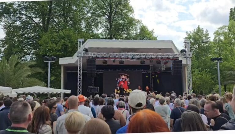 Heino beim „2. Bad Pyrmonter Schlagerzauber“ gefeiert wie ein Popstar! Auch Vincent Gross und Achim Petry begeisterten! Heino beim „2. Bad Pyrmonter Schlagerzauber“ gefeiert wie ein Popstar! Auch Vincent Gross und Achim Petry begeisterten!