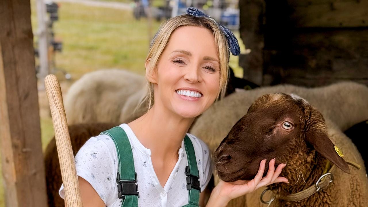 „herzklang – Zurück Zu Mir“ (at): Melissa Naschenweng Bei Dreharbeiten Zu Romantischer Orf Komödie Zwischen Bühne Und Bauernhof
