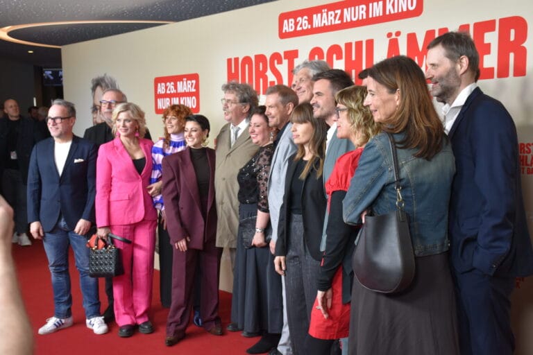 „Horst Schlämmer sucht das Glück“ feiert gelungene Premiere in Hamburg – DARUM ist es genau der Film, den wir gerade jetzt brauchen! „Horst Schlämmer sucht das Glück“ feiert gelungene Premiere in Hamburg – DARUM ist es genau der Film, den wir gerade jetzt brauchen!