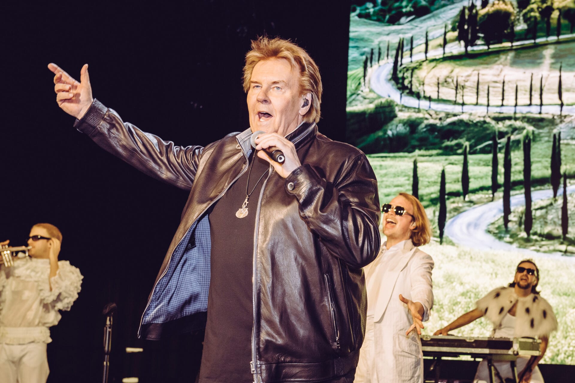 Volles Haus im Tempodrom: Über 2.000 Gäste und zahlreiche nationale und internationale Stars kamen am Abend zur Jahrestagung UNIVERSAL INSIDE, um gemeinsam mit UNIVERSAL MUSIC die Erfolge des vergangenen Jahres, den Ausblick auf Highlightreleases sowie das 100-jährige Jubiläum des Traditionslabels Electrola zu feiern. Howard Carpendale / Weiterer Text über ots und www.presseportal.de/nr/117118 / Die Verwendung dieses Bildes für redaktionelle Zwecke ist unter Beachtung aller mitgeteilten Nutzungsbedingungen zulässig und dann auch honorarfrei. Veröffentlichung ausschließlich mit Bildrechte-Hinweis.