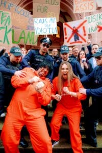 Ikke Hüftgold & Nina Reh exklusiv über ersten gemeinsamen Song: Statt Malle-Love-Story war klar - es muss scheppern! » ikke hüftgold Image00003