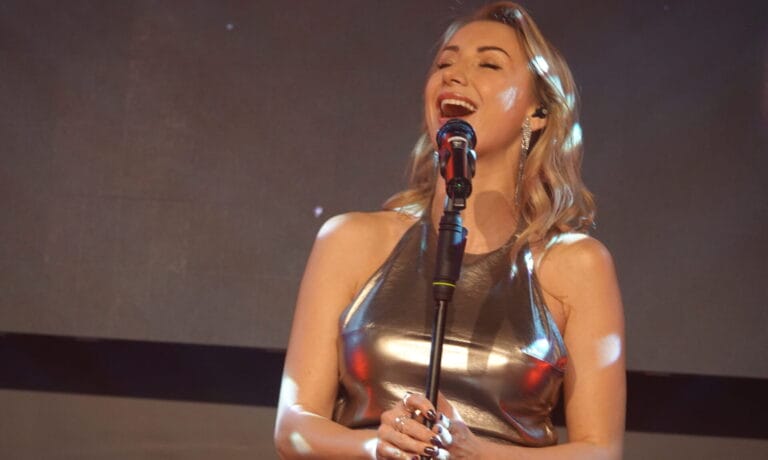 Anna-Carina Woitschack: Vater Wendolin überrascht sie bei Konzert in Düsseldorf und rührt sie zu Tränen! Anna-Carina Woitschack: Vater Wendolin überrascht sie bei Konzert in Düsseldorf und rührt sie zu Tränen!