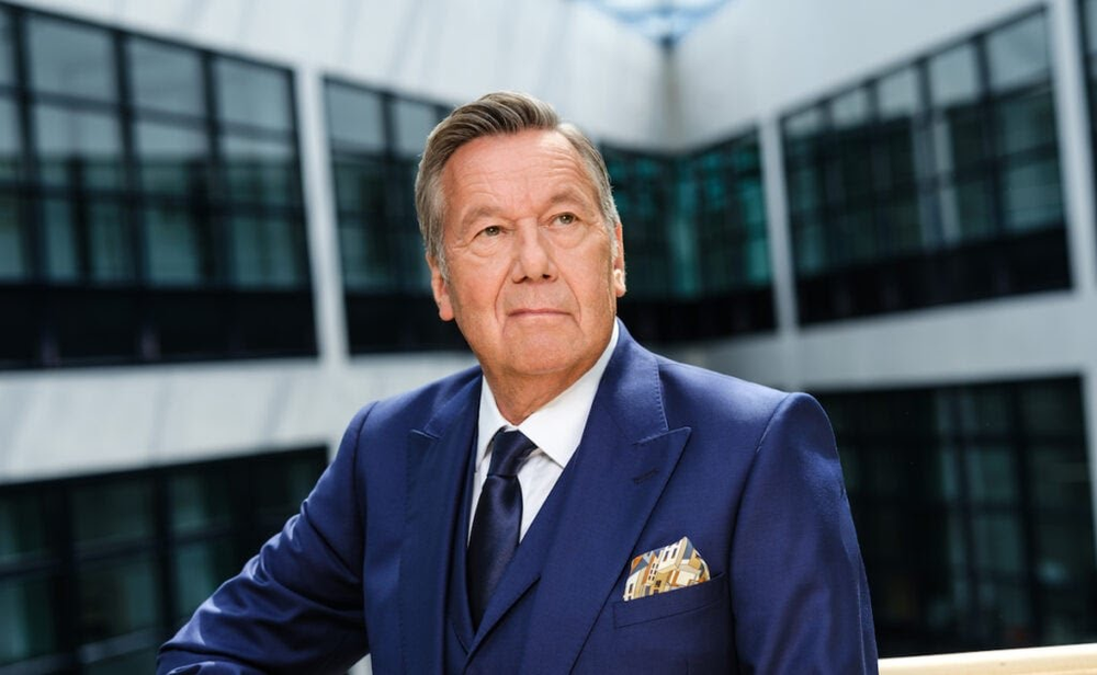 Roland Kaiser bei "TV Total" mit überraschendem Auftritt » Mike Leon Grosch Roland Kaiser bei "TV Total" mit überraschendem Auftritt » Mike Leon Grosch