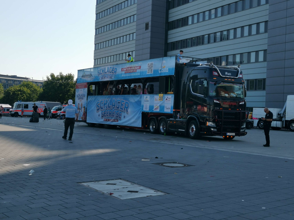 Foto Kevin Drewes Schlagermove Hamburg Unfall auf Truck - Olaf Henning verrät: Was ist passiert & wie ging es weiter? » olaf henning