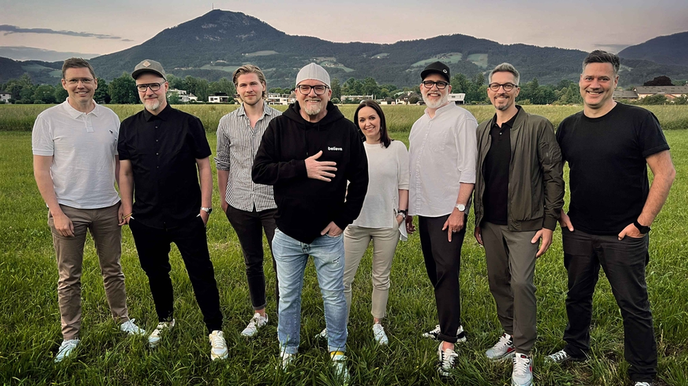 Von links: Thorsten Freese (CEO Believe Group Germany), Pat Benzner (Managing Director Madizin Music), Felix Fröhling (Rechtsanwalt, Kiso Siefert Dropmann), DJ Ötzi, Sonja Friedle (Management DJ Ötzi), Marco Lorbach (Vice President A&R Madizin Music), Frank Engel (Consultant Marketing & Strategy F.E. Entertainment), Daniel Weiskopf (Head of Brand und Senior Project Manager Madizin Music). Foto: Believe DJ Ötzi