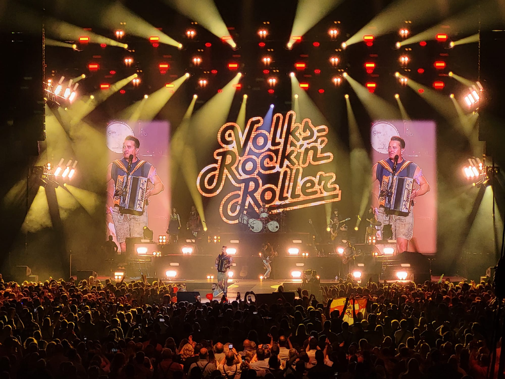 Andreas Gabalier: Bei Konzert in Hamburg singt er über die Heimat und die Unvergessenen » Die Schlagerparty am Meer Andreas Gabalier: Bei Konzert in Hamburg singt er über die Heimat und die Unvergessenen » Die Schlagerparty am Meer