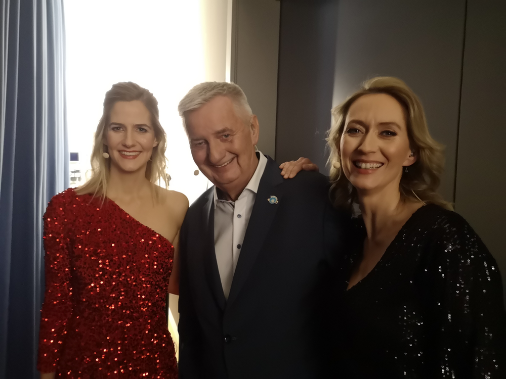 Melanie Benz (rechts) mit Reiner Meutsch (mitte) und Tochter Jessina Kunkel (links) Sonnenklar.TV stiftet weitere Fly & Help Schule » Fly & Help